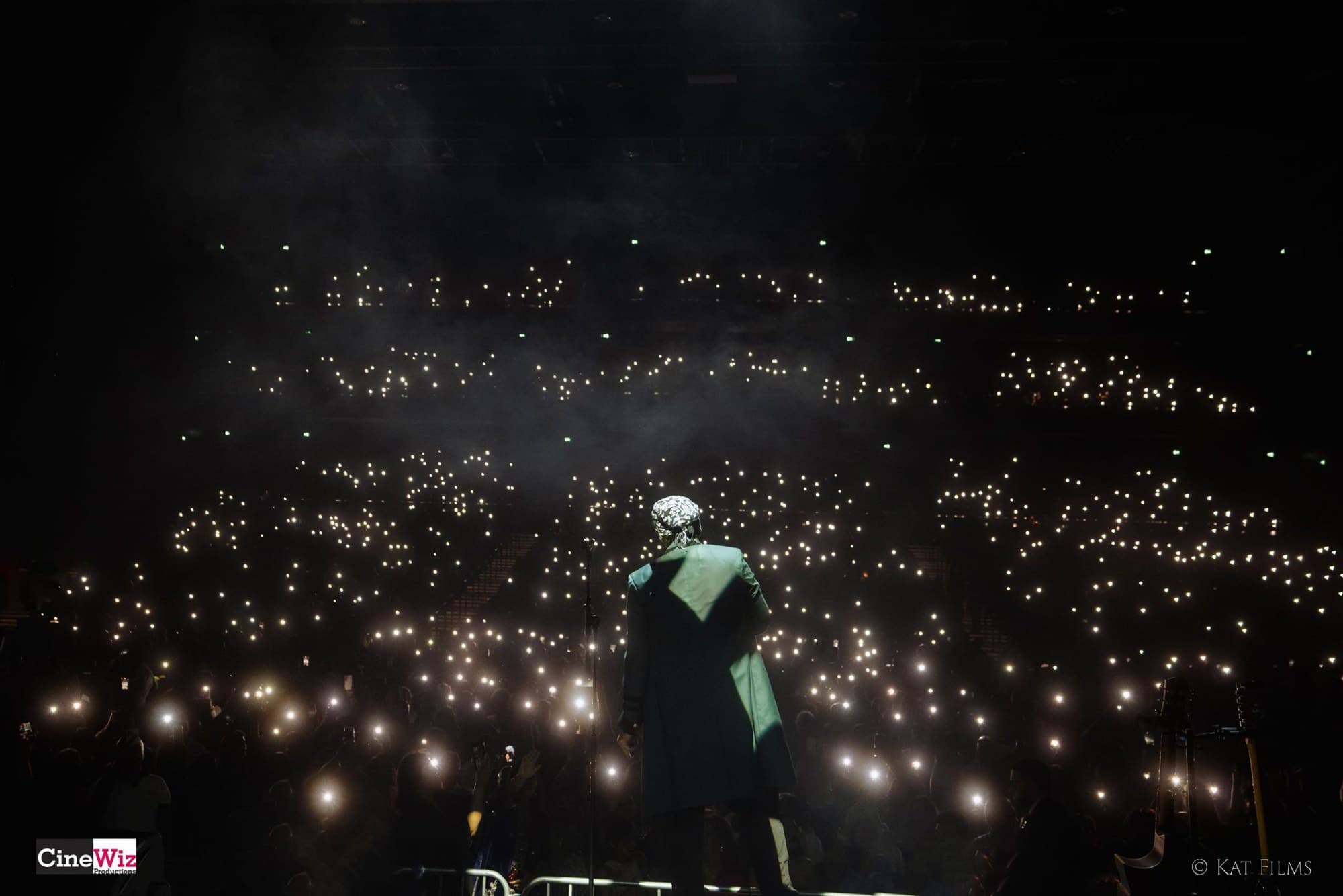 Uitverkochte zaal met duizenden telefoonlichtjes tijdens een CineWiz-show.